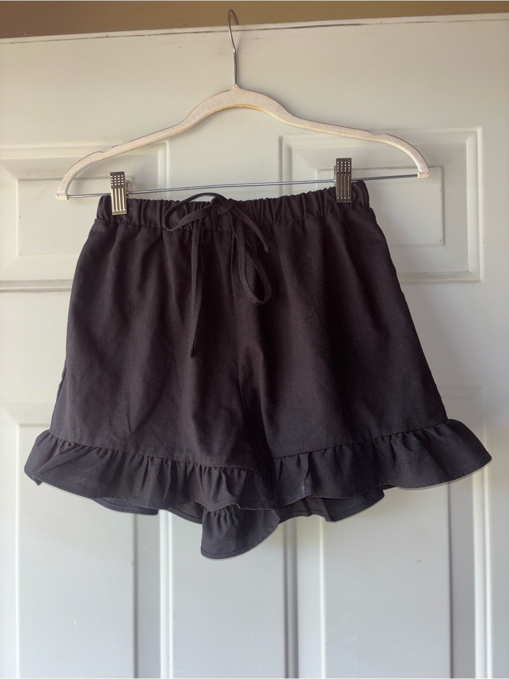 Commense black ruffle hem shorts size XS